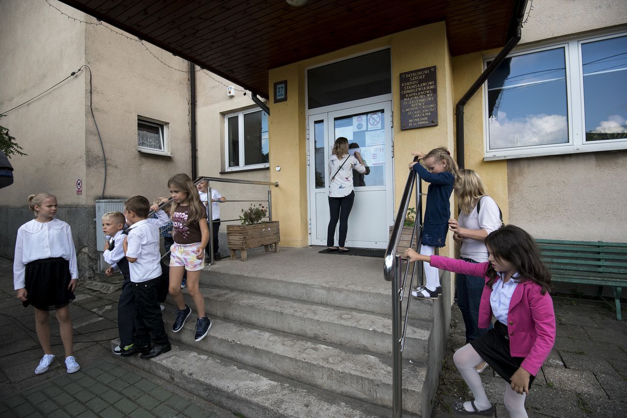 "Moje dziecko kończy szkołę o 18, zaczyna o 7 rano". Wiemy, gdzie leży problem