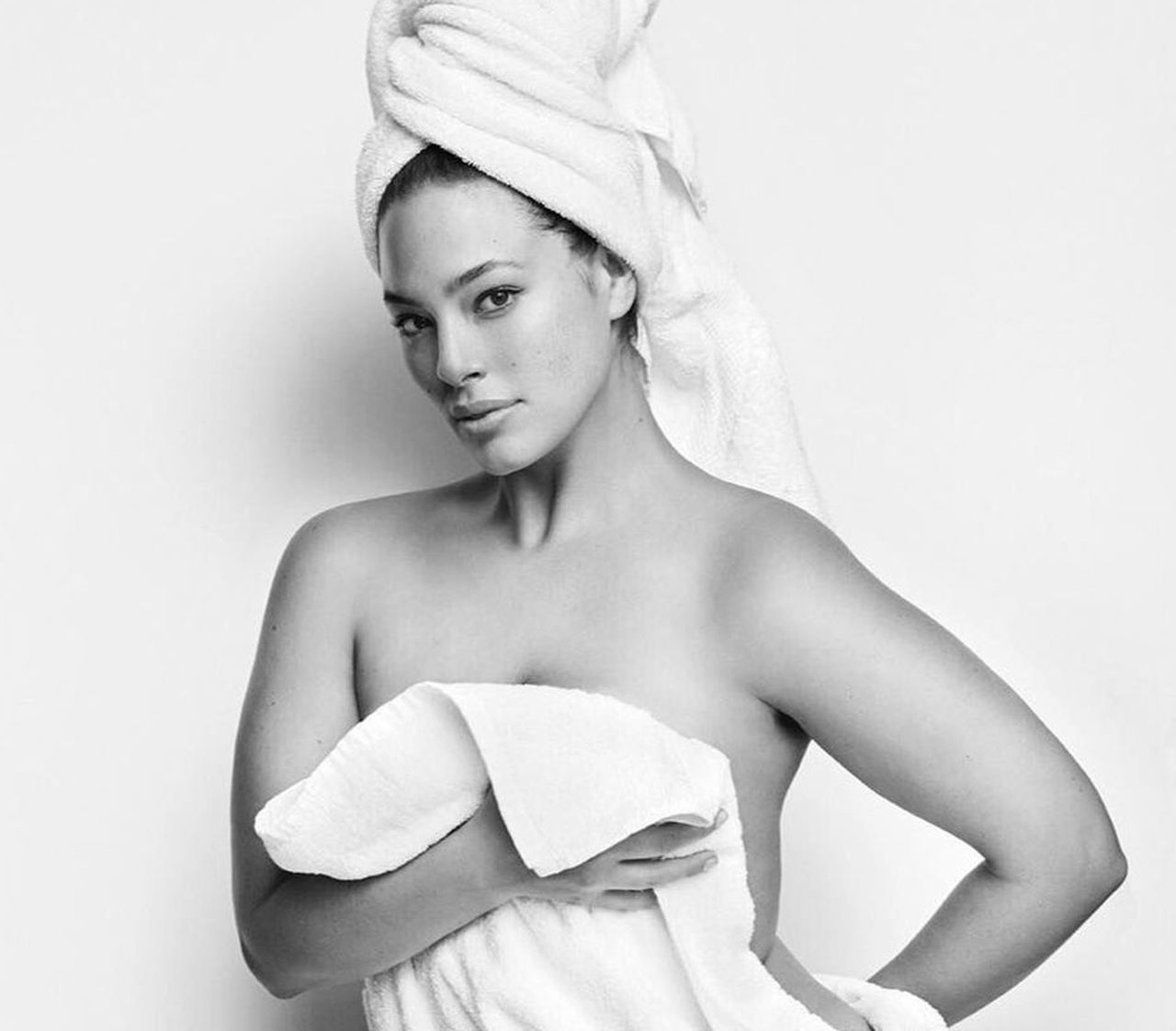 Ashley Graham w "Towel Series", bo najpiękniejsze jest to, co jest nagie