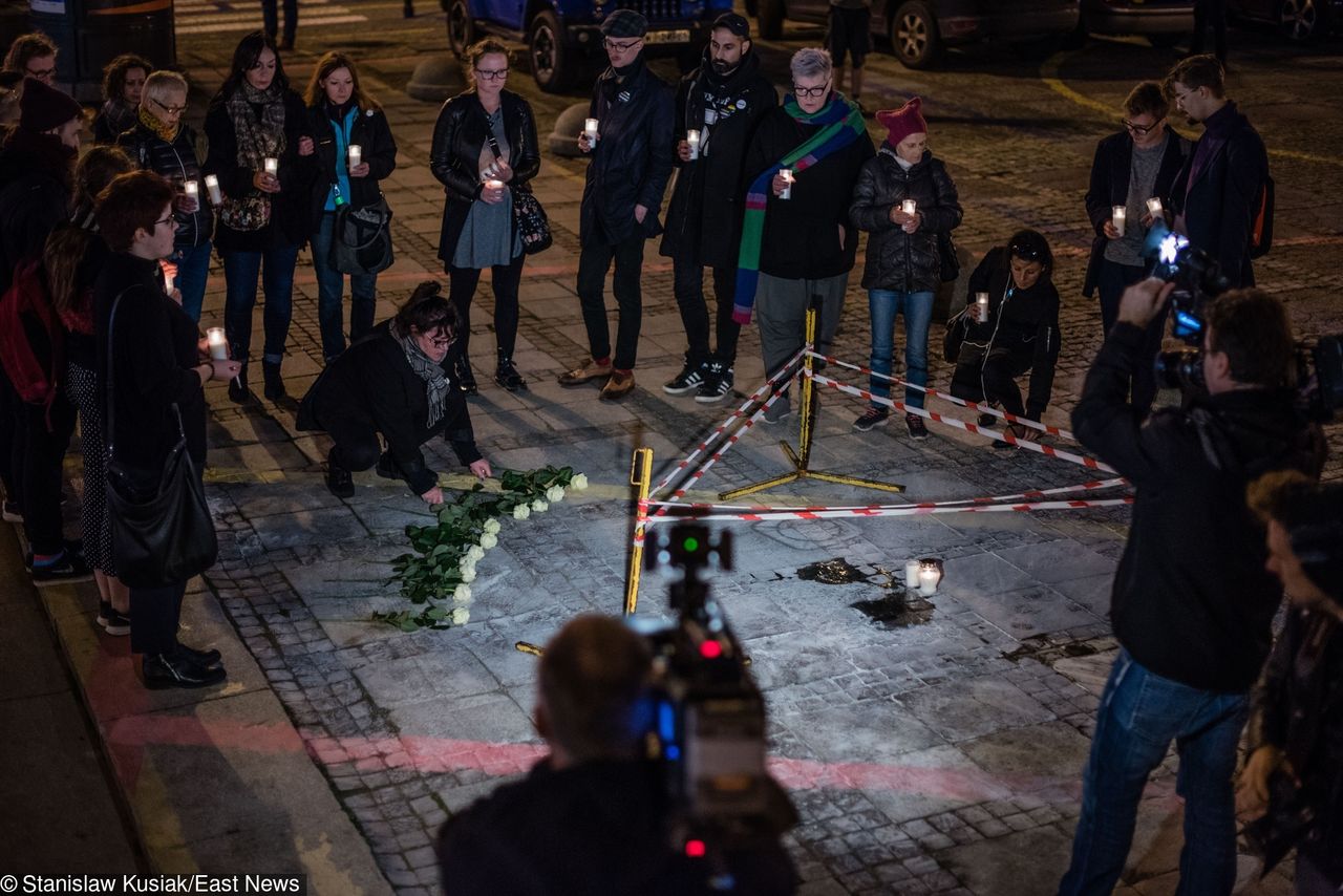 Starsze panie zapaliły znicze dla Piotra Szczęsnego. To nie spodobało się policji 