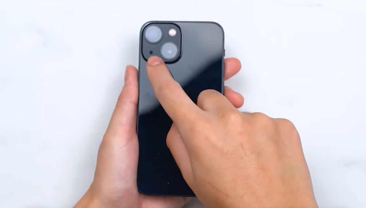 Mały otwór przy aparacie w iPhonie. Dziwny czarny punkt ma pewną funkcję