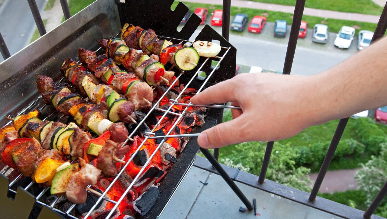 grillowanie na balkonie fot. getty images