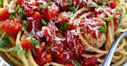 Makaron spaghetti z klopsikami w sosie pomidorowym. Ekspresowe danie