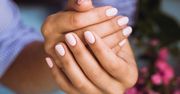 Jak bezpiecznie nakładać i zdejmować lakier hybrydowy w domu? To prostsze, niż myślisz