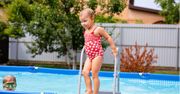 Trik na szybkie podgrzanie wody w basenie. Rodzice chętnie z niego korzystają