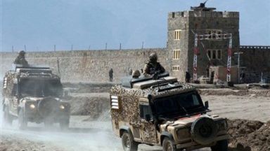 Brytyjski patrol przed więzieniem Puli Czarki