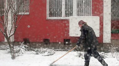 Obfite opady śniegu zmobilizowały mieszkańców Warszawy i służby drogowe do intensywnego odśnieżania