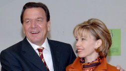 Kanclerz Niemiec i jego żona głosują w lokalu wyborczym w Hanowerze