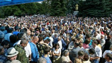 Tłumy oczekujące na rozwój wydarzeń
