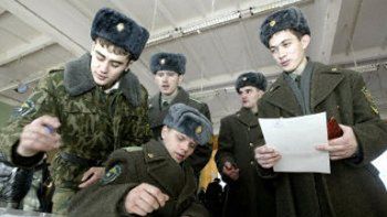 Żołnierze przy urnach