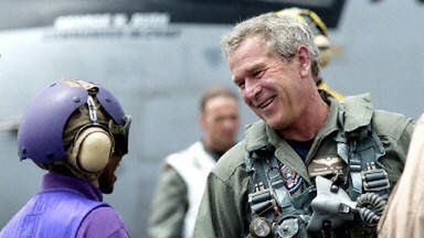 Zdjęcia w kombinezonie pilota będą ważnym elementem kampanii wyborczej