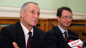 Sekretarz stanu Andrzej Piłat i Marek Pol podczas konferencji ws. lotów