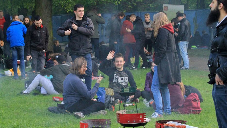 Przepisy krajowe na temat grillowania nie mówią nic. Kluczowe są regulaminy parków i decyzje zarządców terenu.
