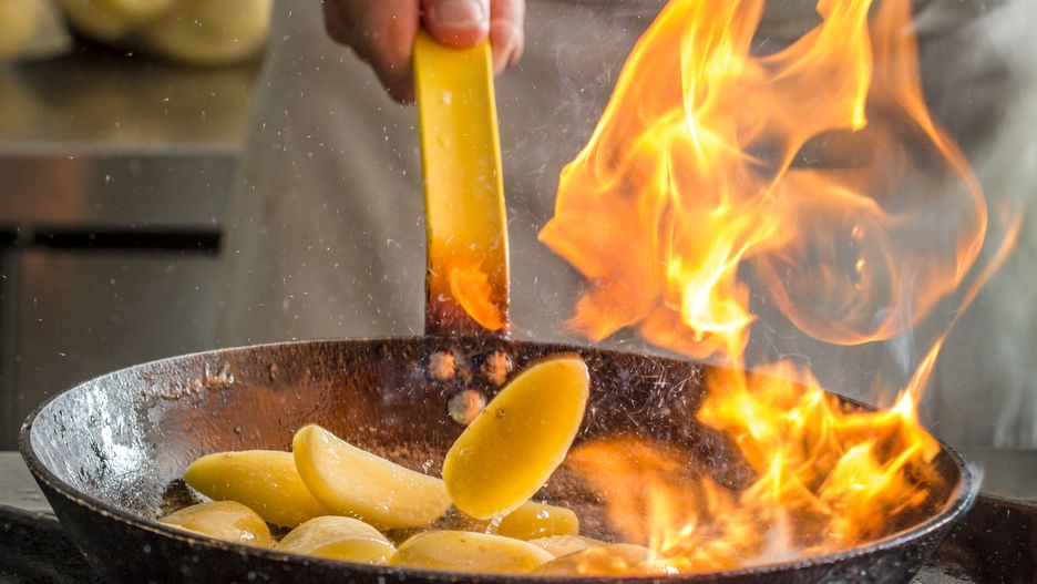 Flambirowanie polega na oblaniu lub skropieniu dania na patelni alkoholem i podpaleniu go. Ma to na celu wyparowanie mocy alkoholu z potrawy, ale jego smak pozostaje.
