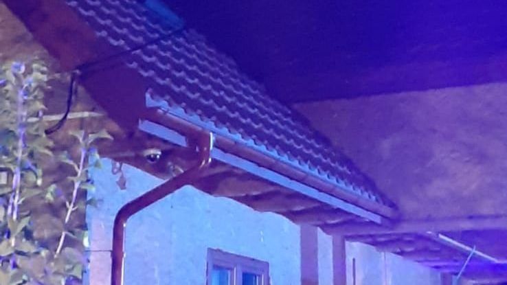 Mężczyzna schował się na dachu za kominem