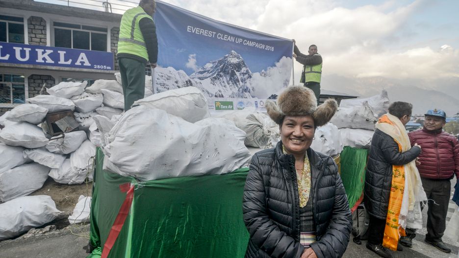 Kampania mająca na celu zniesienie 100 ton śmieci z Mount Everest