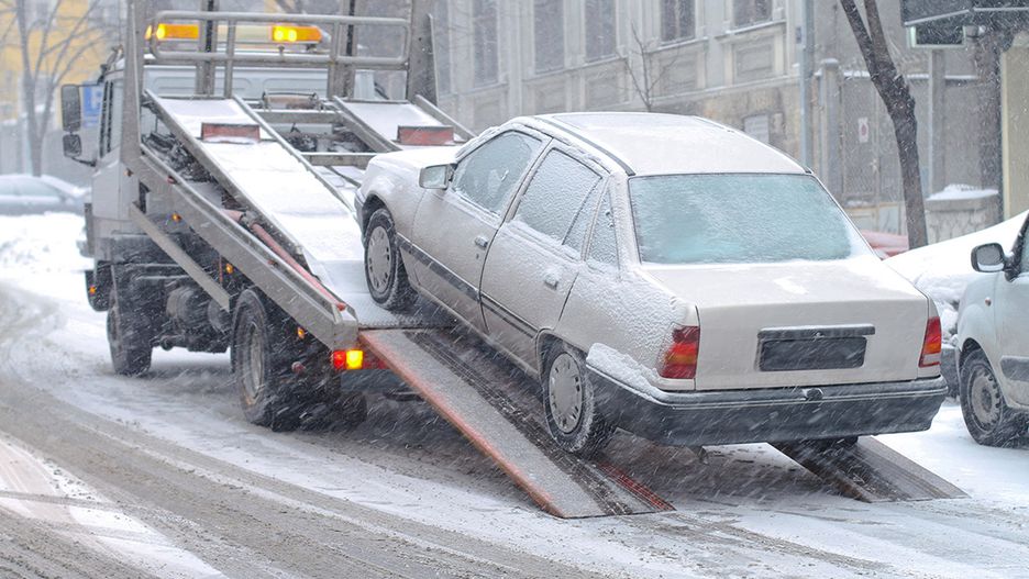 Wraki stojące na parkingach to spory problem.