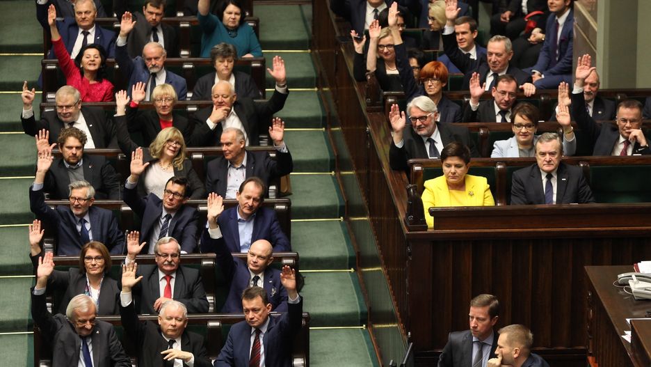 Za obecnie obowiązującym kształtem ustawy o Sądzie Najwyższym głosowało 233 z 235 posłów