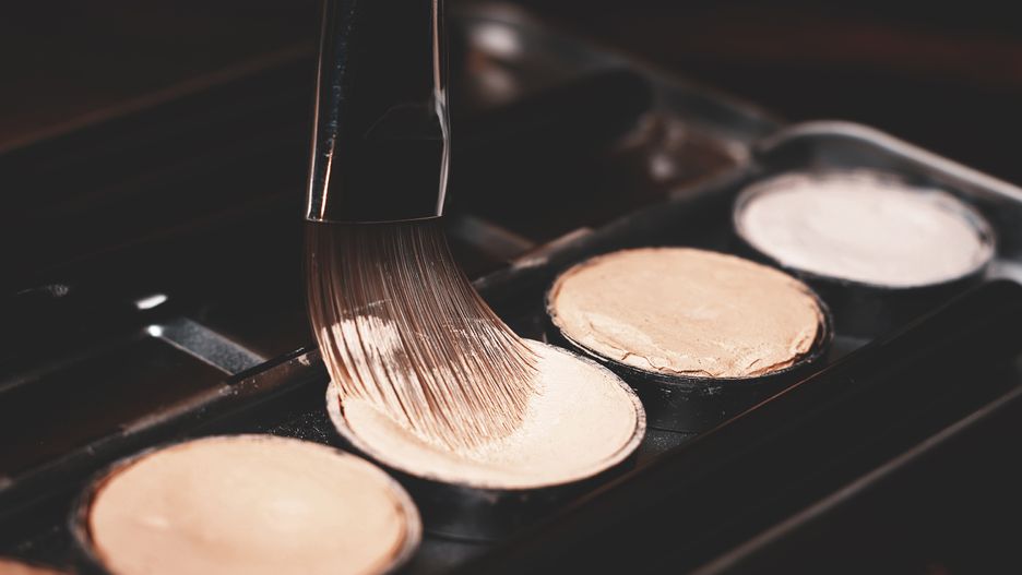 Najskuteczniej konturuje się twarz profesjonalnym pędzlem lub gąbką typu beauty blender