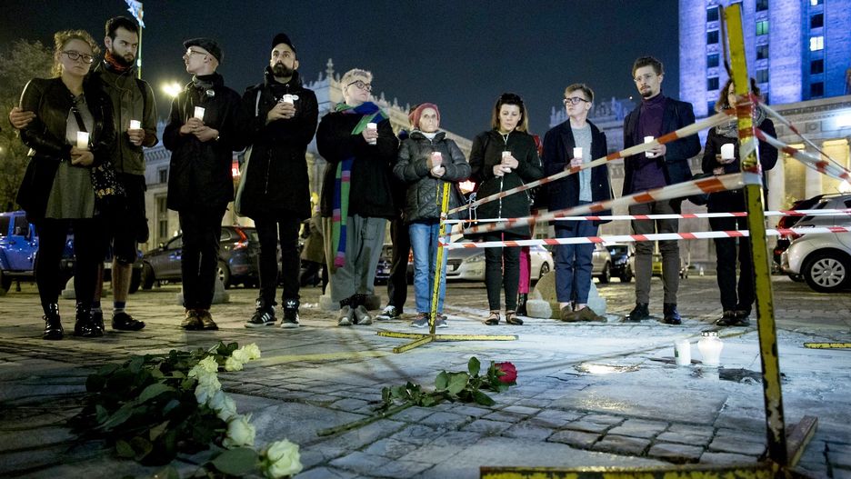 W miejscu, gdzie dokonano aktu samospalenia wieczorem zebrała się grupa osób