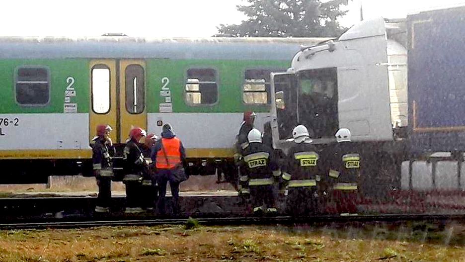 Ciężarówka zderzyła się z pociągiem na przejeździe kolejowym w Pilawie