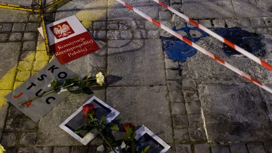 W miejscu samospalenia nadal gromadzą się ludzie