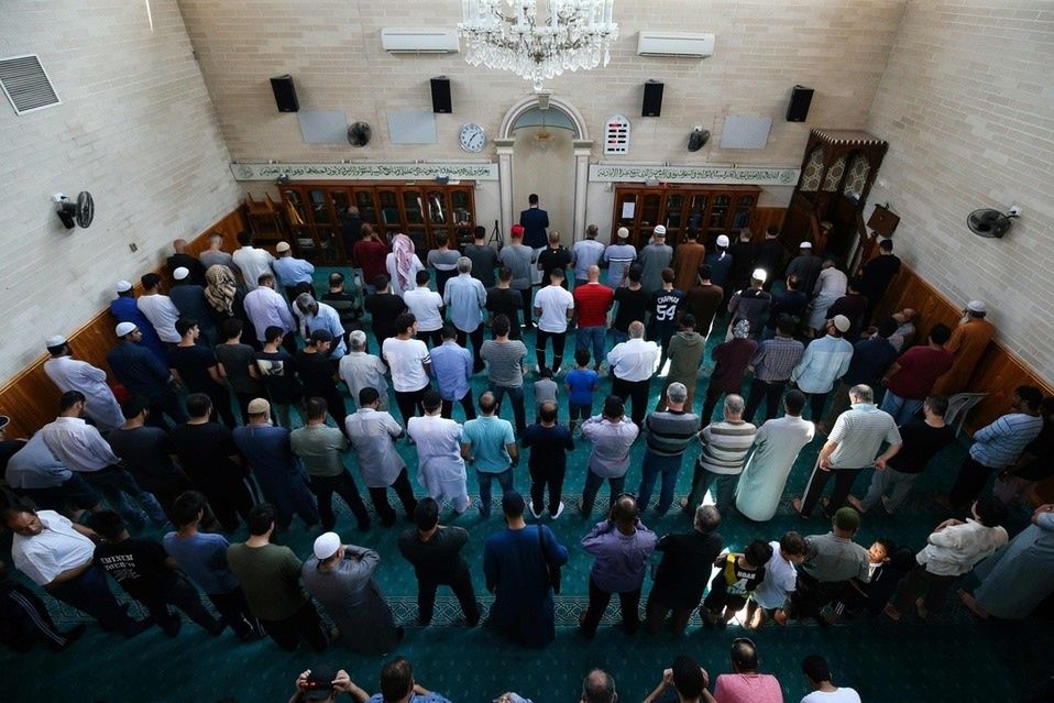 Muzułmanie modlący się za ofiary zamachów w Christchurch