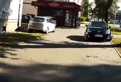Motocyklista wymierza sprawiedliwość parkującym na chodniku. Internauci podzieleni