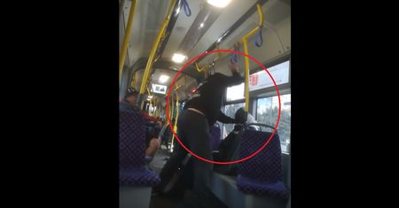 Bydgoszcz. Brutalny atak na starszego mężczyznę w tramwaju. "Jeszcze słowo"