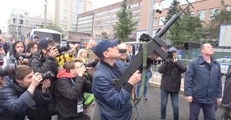 Rosja. Policja w Moskwie użyła zagłuszarki do przechwycenia drona (wideo)