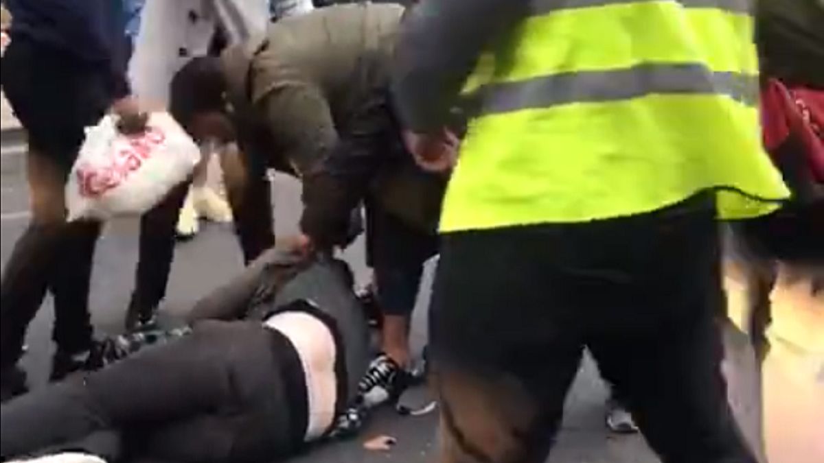 Mieszkańcy Londynu złapali i pobili złodzieja uciekającego z łupem.