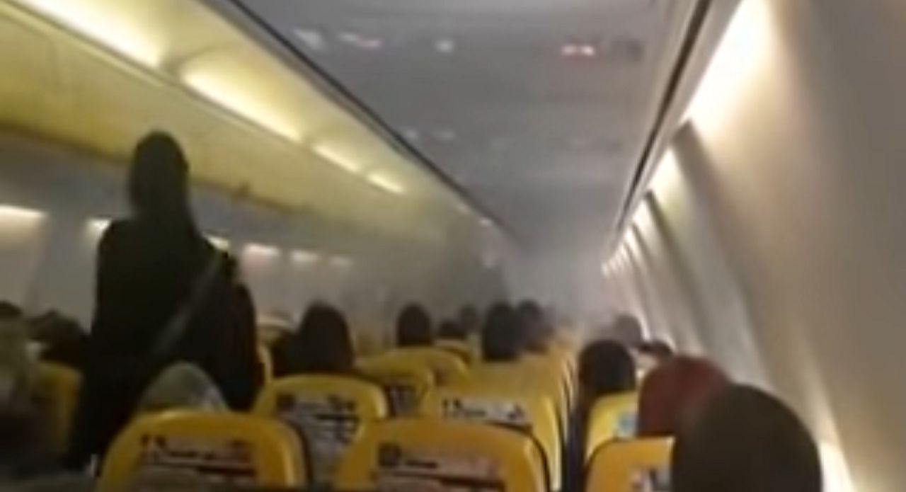 Samolot linii Ryanair zawrócił na lotnisko. Dym na pokładzie i ewakuacja 169 pasażerów [wideo]