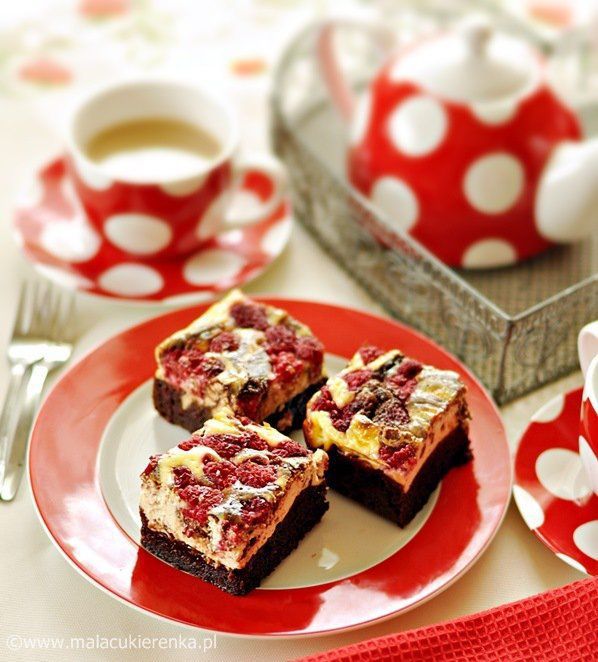 Brownie z serem i malinami