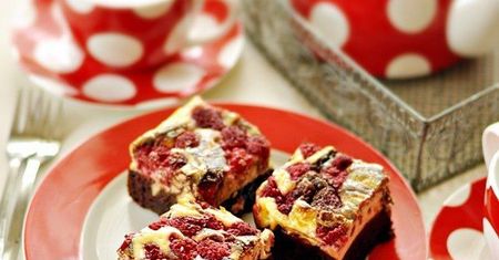 Brownie z serem i malinami