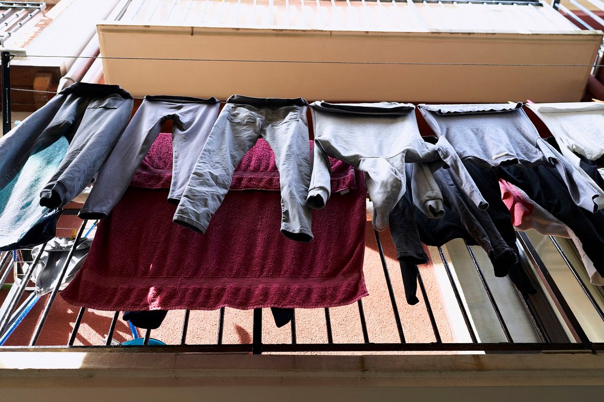 Suszenie prania na balkonie nie jest uregulowane prawem. Fot. Getty Images
