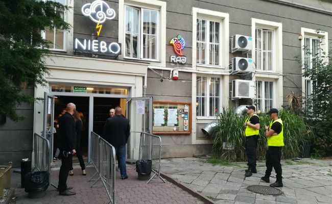 Po 19.00 przed klubem była głównie policja 