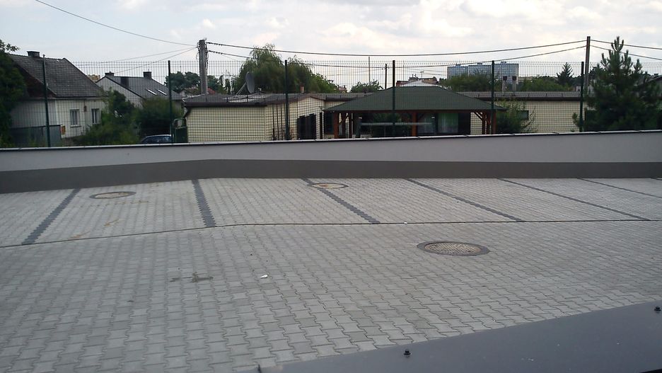 Widok na sierociniec z pozycji wejścia do klatki budynku numer 20