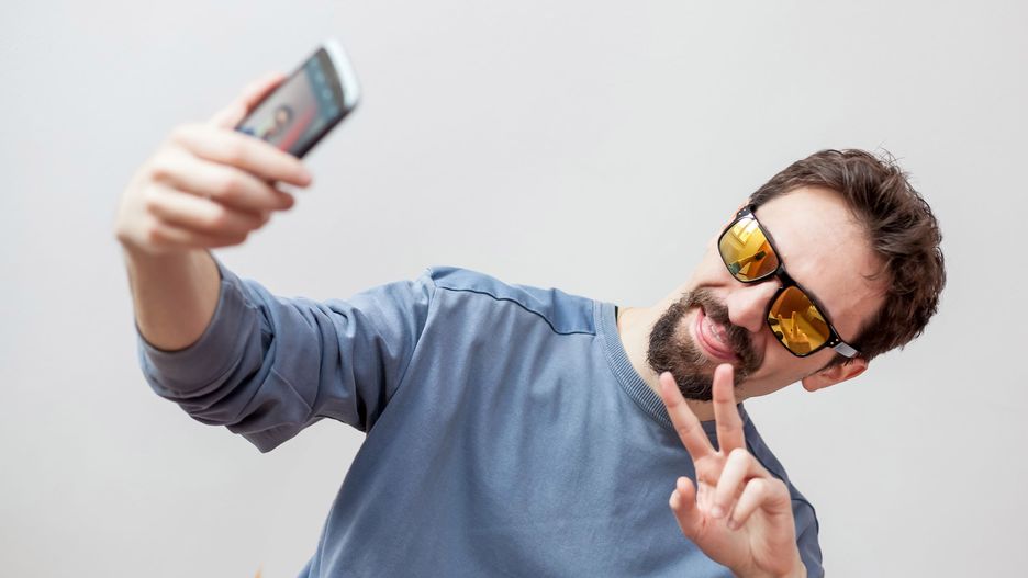 Król życia robi selfie.