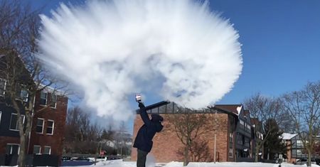 Wir polarny w USA. Amerykanie robią śnieg z wrzącej wody