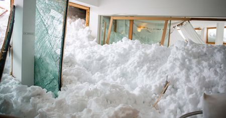 Ogromna lawina zniszczyła hotel w Niemczech. Ewakuowano gości