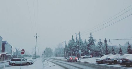 Polska obudziła się pod śniegiem. Zobacz, jak biały puch zaskoczył ludzi