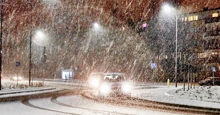 Zimnica i śnieg, a pasażerów wyproszono z poczekalni. Czekali na dworze do 2 w nocy