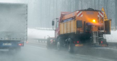Zima w natarciu. Awarie prądu, śnieg na drogach i chodnikach