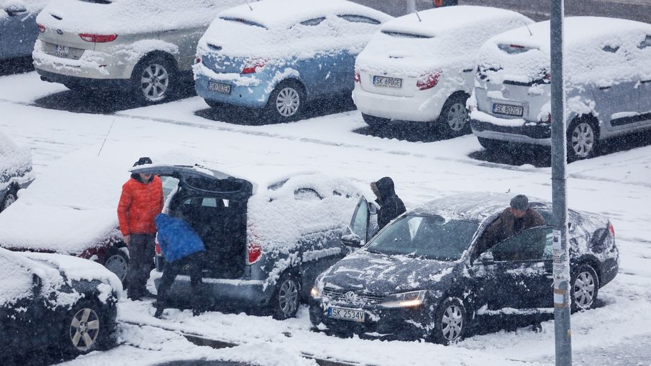 Zima w Katowicach. Poranne odśnieżanie samochodów