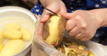 Ziemniaki nie ściemnieją po ugotowaniu. Wystarczy dodać jeden składnik