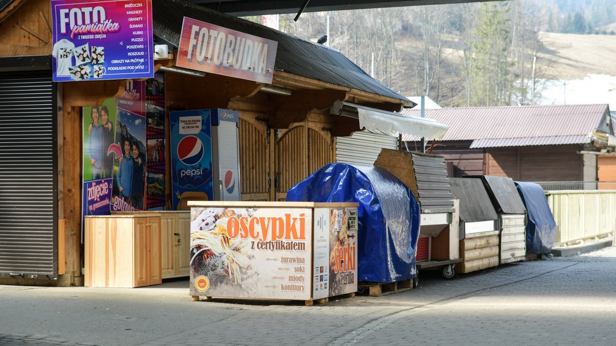Turystyka jest jedną z tych branż, które już odczuwają skutki epidemii koronawirusa. Na zdjęciu: zamknięte targowisk w Zakopanem.