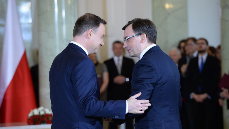 Prezydent Andrzej Dudy i minister sprawiedliwości Zbigniew Ziobro podczas zaprzysiężenia członków rządu Beaty Szydło.