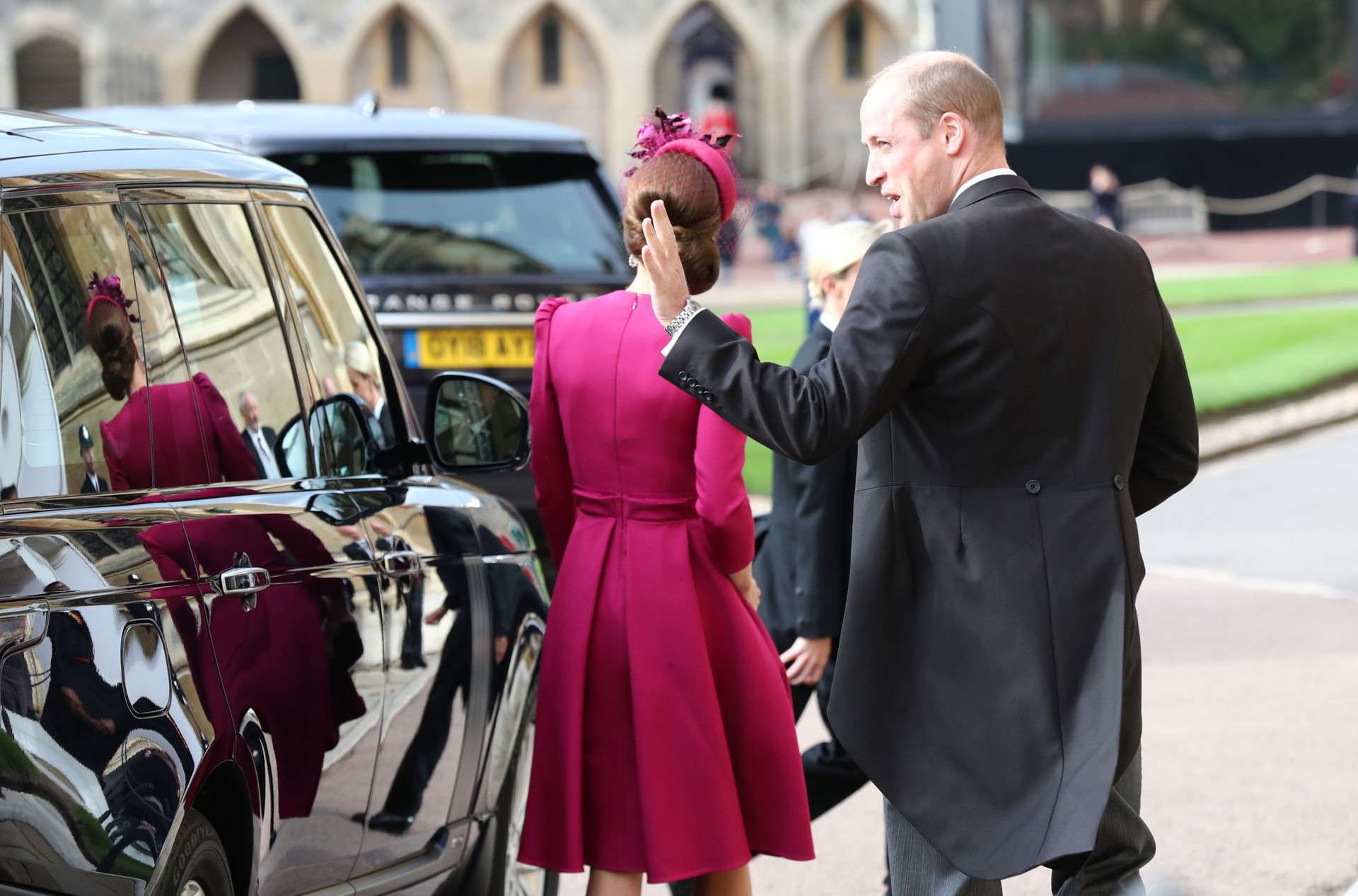 Księżna Kate i książę William przed kościołem – ślub księżniczki Eugenii i Jacka Brooksbanka