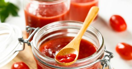 Ketchup z cukinii - przepis. Jest dużo lepszy od tego z pomidorów