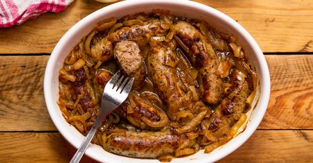 Wielkanocna biała kiełbasa zapiekana w piwie
