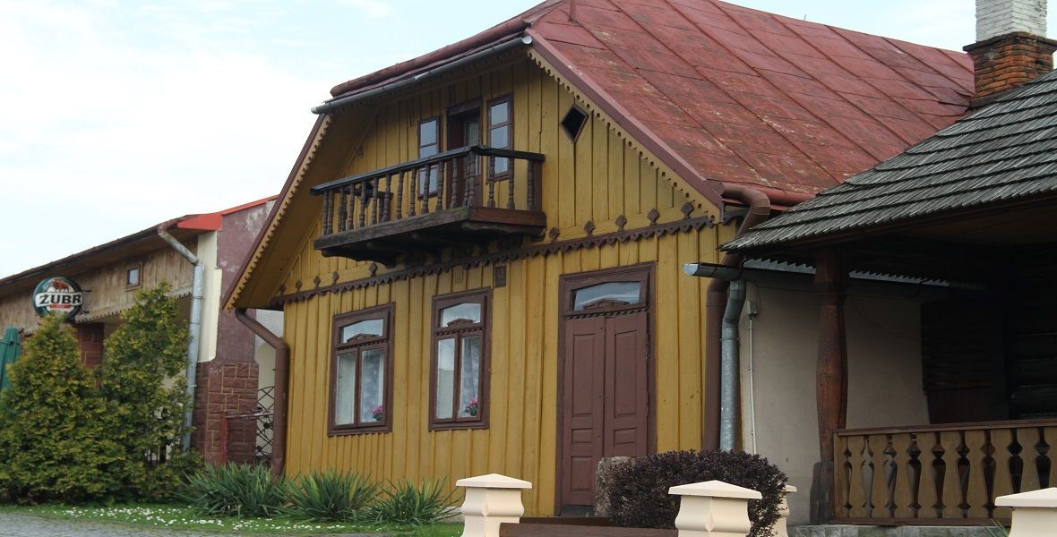 Zabytkowy, drewniany dom na rynku Pruchnika. Należał kiedyś do żydowskiej rodziny. 